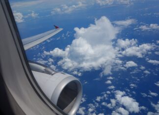 Tem como viajar de graça de avião? 3 formas de fazer isso no Brasil