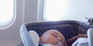 5 dicas importantes para quem vai viajar de avião para outro país com um bebê