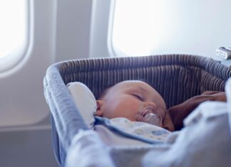 5 dicas importantes para quem vai viajar de avião para outro país com um bebê