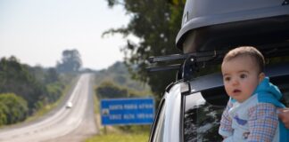 Saiba o que levar para os bebês e crianças em uma viagem para a praia