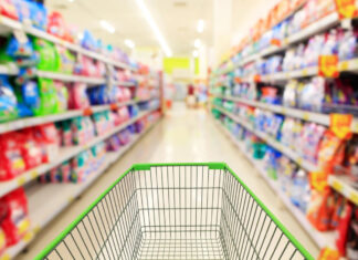 Descubra 3 maneiras de economizar dinheiro no supermercado antes da viagem