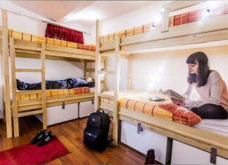 Descubra o que é um hostel para viajar gastando menos
