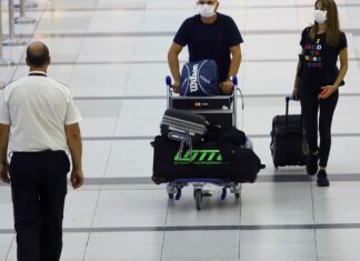 Viagens de avião não essenciais devem ser remarcadas durante crise da Covid-19 Viagens de avião não essenciais