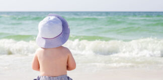 Os 5 cuidados mais importantes ao levar o bebê na praia pela primeira vez bebê na praia pela primeira vez