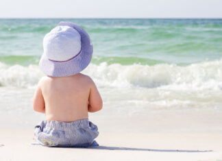 Os 5 cuidados mais importantes ao levar o bebê na praia pela primeira vez bebê na praia pela primeira vez