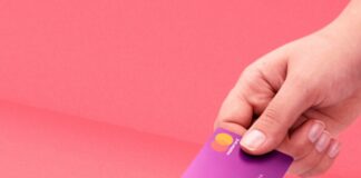 Nubank ensina como controlar o cartão de crédito fora do país