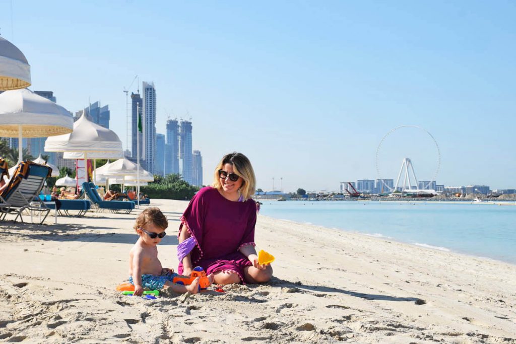 bebê na praia pela primeira vez
