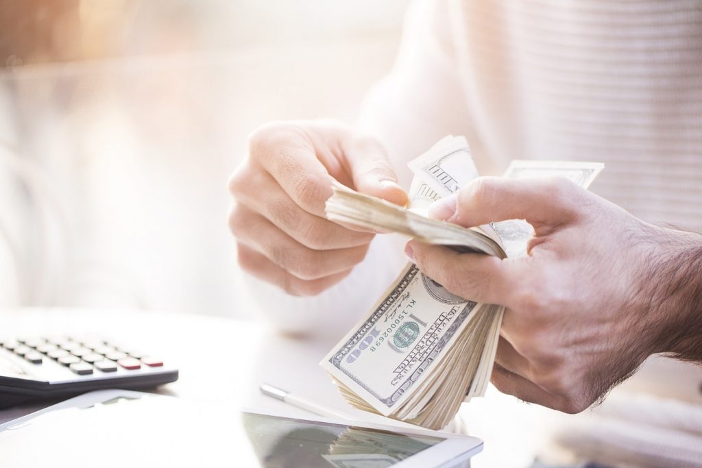 Qual a diferença entre dólar comercial, turismo e paralelo