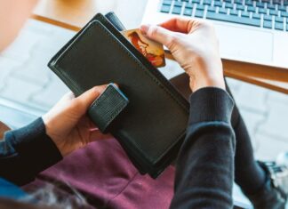 Saiba qual é o melhor tipo de cartão para usar no exterior