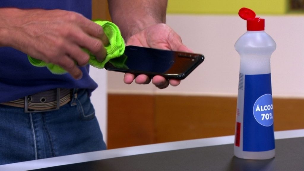 como limpar o celular corretamente