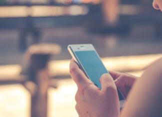 Best Flight Finder App: 9 Top Apps Tested (Pros & Cons, Features)